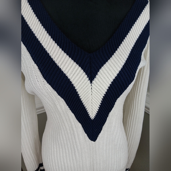 Venus V-neck sweater - Picture 3 of 6